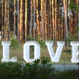 Napis LOVE  Aparatka - Dekoracje świetlne