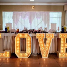 Litery Love - Dekoracje świetlne