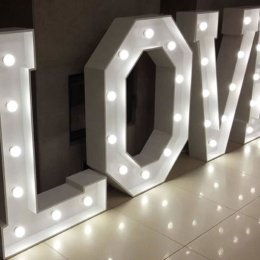 Napis LOVE - Marta Pawłowska - Dekoracje świetlne