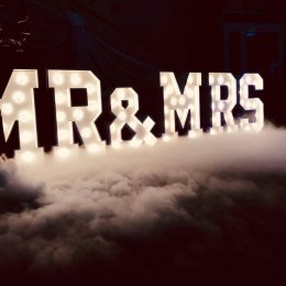 Dekoracyjny napis Mr&Mrs; - LOVE - ciężki dym - fotobudka - Eventovnia - Dekoracje świetlne