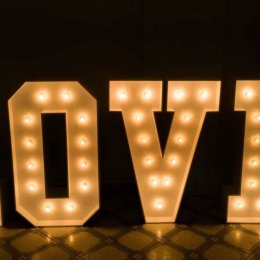 Wynajem napisów świetlnych Love oraz Miłość - Dekoracje świetlne