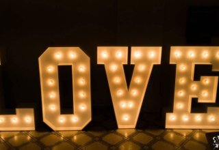 Wynajem napisów świetlnych Love oraz Miłość
