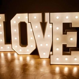 NAPIS LOVE NA WESELE, DEKORACJE ŚWIATŁEM - Dekoracje świetlne