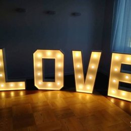 Drewniany napis LOVE - Dekoracje świetlne