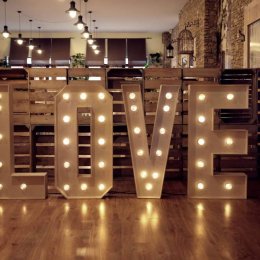 Napis LOVE LED - Dekoracje świetlne