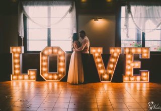 Drewniany napis LOVE wesele ślub podświetlany rustykalny