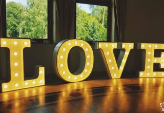Świetlny napis LOVE - Idealny na dekorację ślubną!