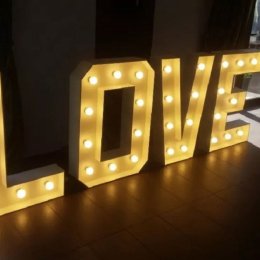 Michał Osiński napis LOVE - Dekoracje świetlne