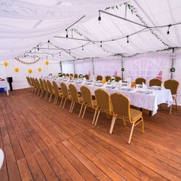 Wynajem Namiotów, Podłoga drewniana, Wyposażenie - stoły, krzesła - Wynajem namiotów
