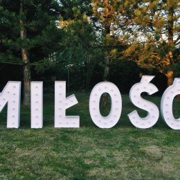 Napis MIŁOŚĆ - Miłość na wynajem - Dekoracje świetlne