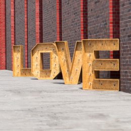 Napis LOVE - drewniany i podświetlany - Dekoracje świetlne