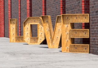 Napis LOVE - drewniany i podświetlany