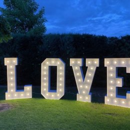 Girlandy żarówkowe LED, napis LOVE 150cm - Dekoracje świetlne