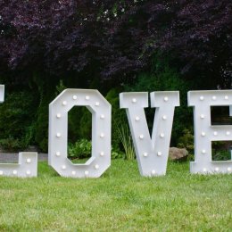 Napis LOVE do wynajęcia - Dekoracje świetlne