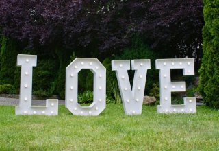 Napis LOVE do wynajęcia