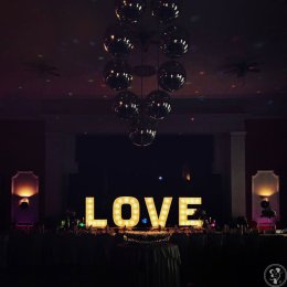 Napis świetlny LOVE - Dekoracje świetlne