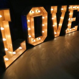 Piękny drewniany napis LOVE o ciepłej barwie światła - Dekoracje świetlne