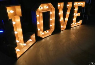 Piękny drewniany napis LOVE o ciepłej barwie światła