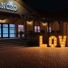 Drewniany napis LOVE podświetlany - Dekoracje świetlne