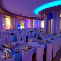 Dekoracja światłem, ciężki dym - taniec w chmurach. - Dekoracje świetlne