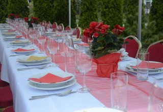 Namiot, Namioty, stoły, krzesła, naczynia