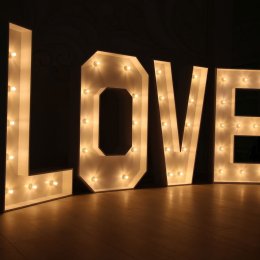 Duży napis LOVE od WoodGraf - Dekoracje świetlne