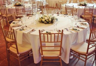 Wypożyczalnia krzeseł, namiotów i mebli na ślub w plenerze