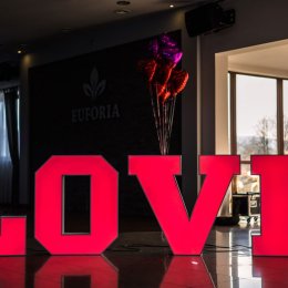 Podświetlany napis LOVE, MIŁOŚĆ, SERCA - Dekoracje świetlne
