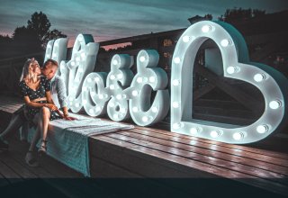 Napis Love/Miłość/Ciężki dym/Fotolustro/Pudło z Balonami