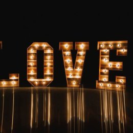 Drewniane litery z żarówkami, girlandy, Retrobudka,  strefa chillout - Dekoracje świetlne