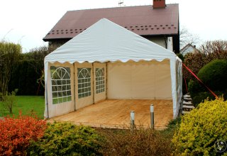 Wynajem namiotów weselnych ⭐️ Stoły, krzesła, DREWNIANA podłoga ⭐️