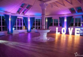 Napis LOVE, Dekoracja sali światłem
