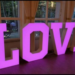 Napis LOVE - SESENCJA - Dekoracje świetlne