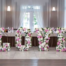 Kwiatowy napis LOVE - Dekoracje świetlne