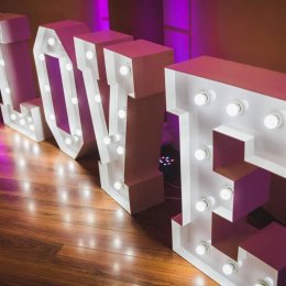 Elegancki podświetlany napis LOVE - Dekoracje świetlne