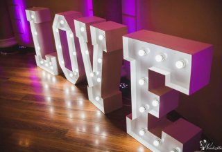Elegancki podświetlany napis LOVE