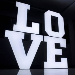 Kolorowy napis LOVE Krzysztof Mańka - Dekoracje świetlne