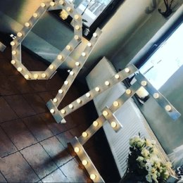 Drewniany Napis Love, drogowskazy, tablica rozmieszczenia gości i inne - Dekoracje świetlne