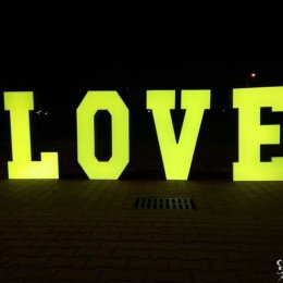 Napis LOVE 100cm LED RGBW na wesele - Dekoracje świetlne