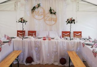 Wynajem namiotów imprezowych - podłoga, krzesła, stoły, oświetlenie!