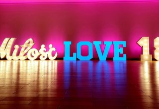 Dekoracja światłem, napis Miłość ,LOVE,ciężki dym, WSZYSTKO JASNE