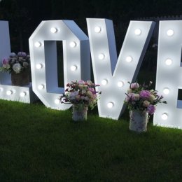 Napis LOVE Usługi florysztyczne - Dekoracje świetlne