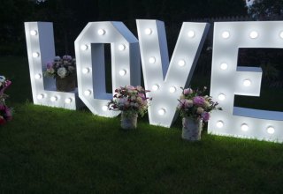 Napis LOVE Usługi florysztyczne