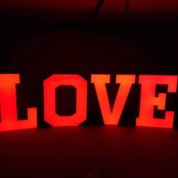 Napis LOVE Ernest Karolak - Dekoracje świetlne