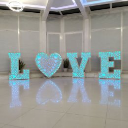 FotoVip Budka Napis LOVE - Dekoracje świetlne