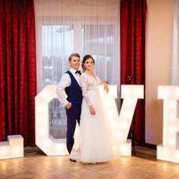 Napis LOVE podświetlany do wynajęcia - Dekoracje świetlne