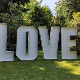 Napis LOVE podświetlany do wynajęcia. 120 cm RGB LED [FILM] - Dekoracje świetlne