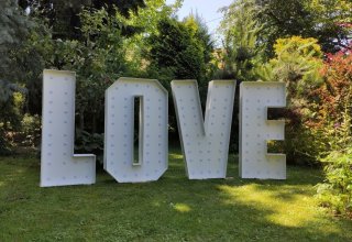 Napis LOVE podświetlany do wynajęcia. 120 cm RGB LED [FILM]