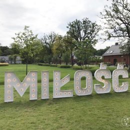 Napis LOVE, MIŁOŚĆ, LED, ścianka za Parą Młodą, ślub w plenerze - Dekoracje świetlne