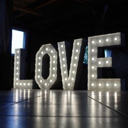 Napis LOVE - Dekoracje świetlne
